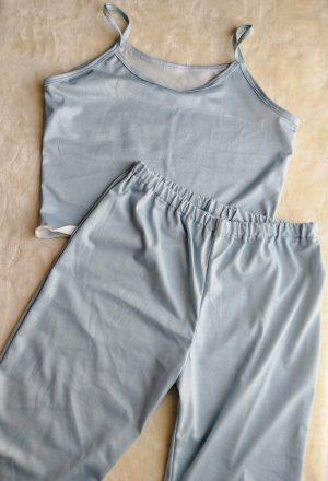 Conjunto Pijama Satinado de Dos Piezas – Top de Tirantes y Pantalón Largo Gris perla satinado