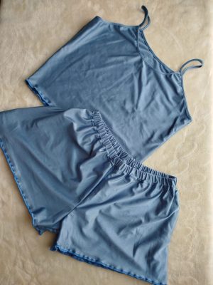 Conjunto Pijama Satinado de Dos Piezas – Top de Tirantes y Short Azul Acero satinado