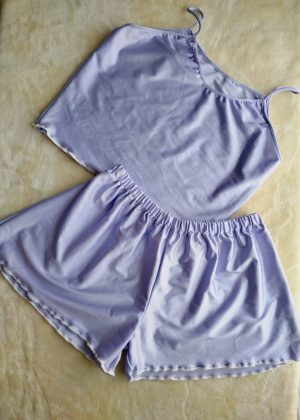 Conjunto Pijama Satinado de Dos Piezas – Top de Tirantes y Short Lila perla satinado