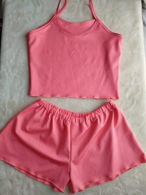 Conjunto Pijama Satinado de Dos Piezas – Top de Tirantes y Short Rosa Coral Satinado