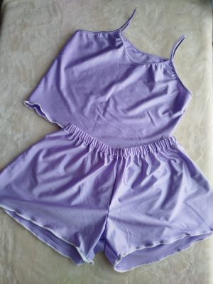 Conjunto Pijama Satinado de Dos Piezas – Top de Tirantes y Short Lavanda Satinado