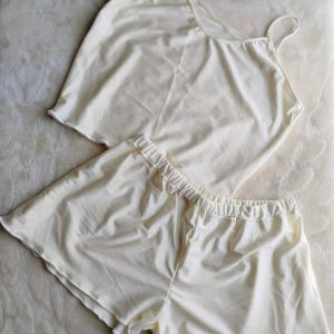 Conjunto Pijama Satinado de Dos Piezas – Top de Tirantes y Short Blanco Marfil