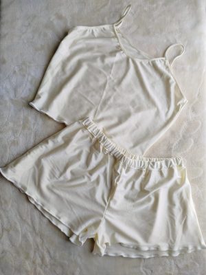 Conjunto Pijama Satinado de Dos Piezas – Top de Tirantes y Short Blanco Marfil
