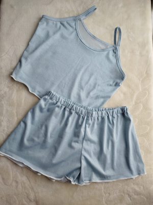 Conjunto Pijama Satinado de Dos Piezas – Top de Tirantes y Short Gris Azulado